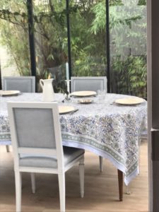 Nappe fleurie CYRIELLE bleue de VILLA D'ISSI, imprimée à la main au block print. Parfaite aussi en plaid ou dessus de lit. Style Bohème Chic.